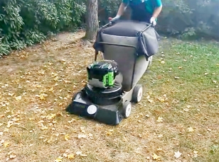 Battery powered leaf vacuum cleaners